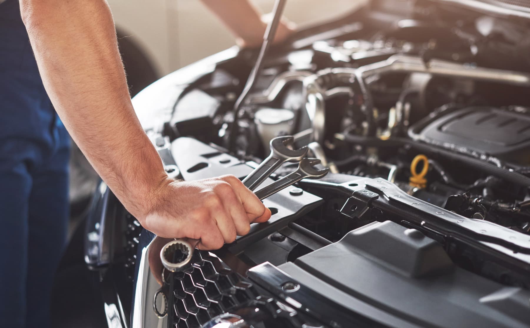 Trabajo mecánico sobre el motor de un vehículo